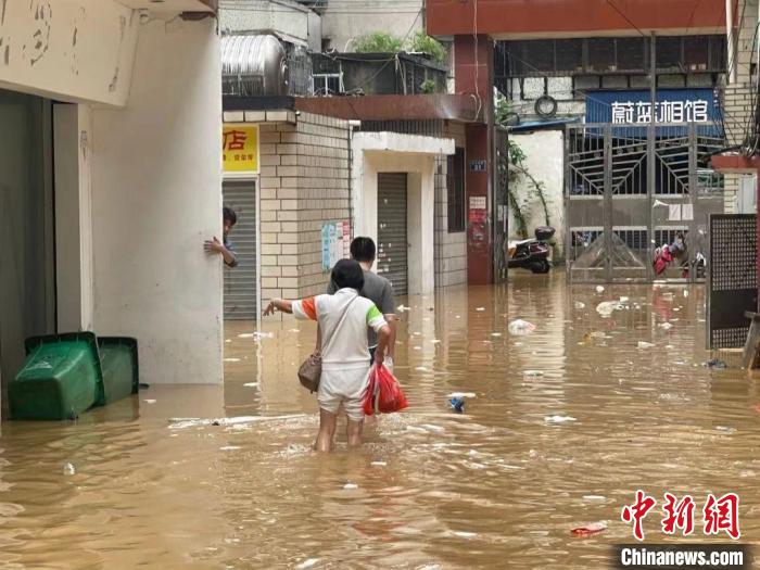 新华南路志兴大厦水淹过膝。　冯兆宇 摄