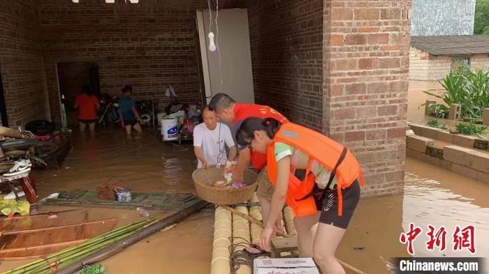 桂林平乐县沙子镇沙子村受淹，该镇干部为受困群众发放应急物质和食物。　苏桂 摄