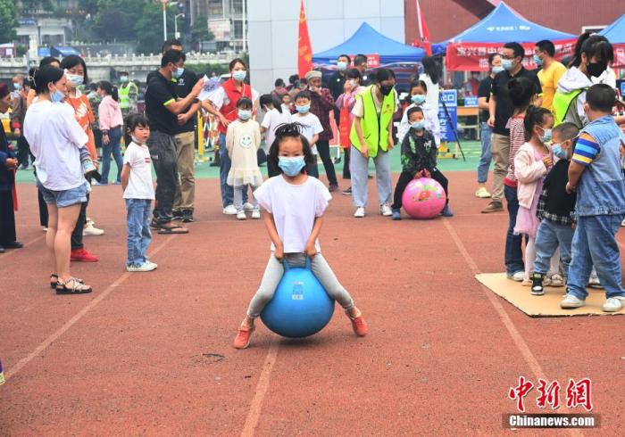 6月3日，是中国农历五月初五端午节。四川省雅安市宝兴县这座小城从地震中逐渐恢复元气，端午飘粽香，烟火气已归。图为在宝兴中学安置点里玩耍的小朋友。 安源 摄