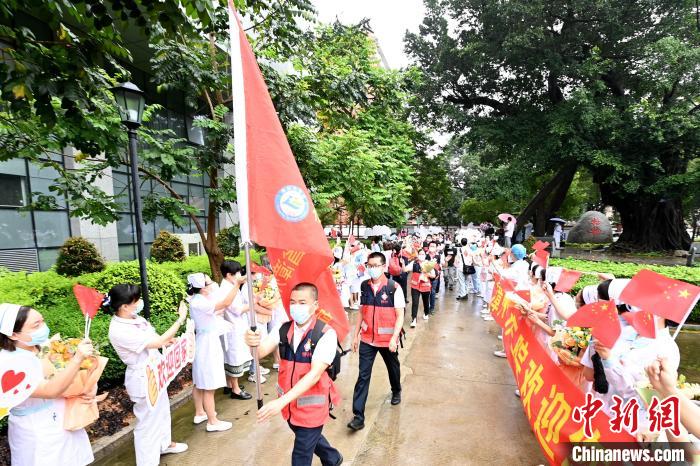 6月10日，福建援沪医疗队漳州队150名队员结束为期14天的集中休整，返回到工作岗位。　张金川 摄