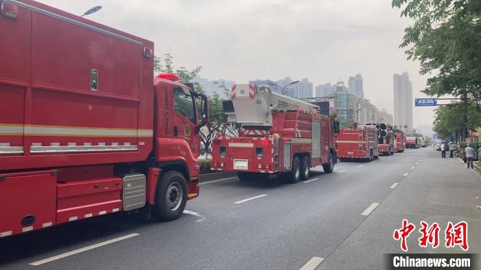 事故现场附近停放的消防车。　臧辰庚　摄