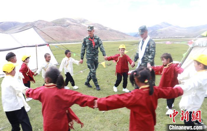 图为武警官兵和小学生同跳民族舞蹈。　杨宁 摄