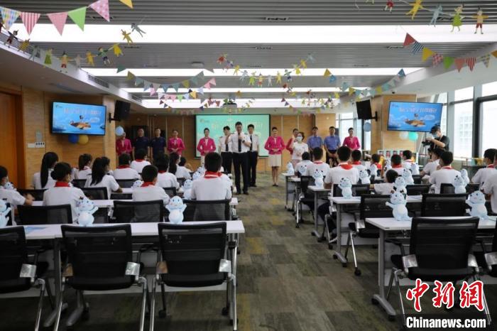 小朋友们在长龙航空学习航天知识。　王净 供图