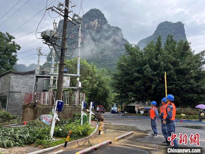 6月18日，桂林阳朔供电局高田供电所在工农桥停车场查看电力设备受损情况。　南方电网广西电网公司 供图