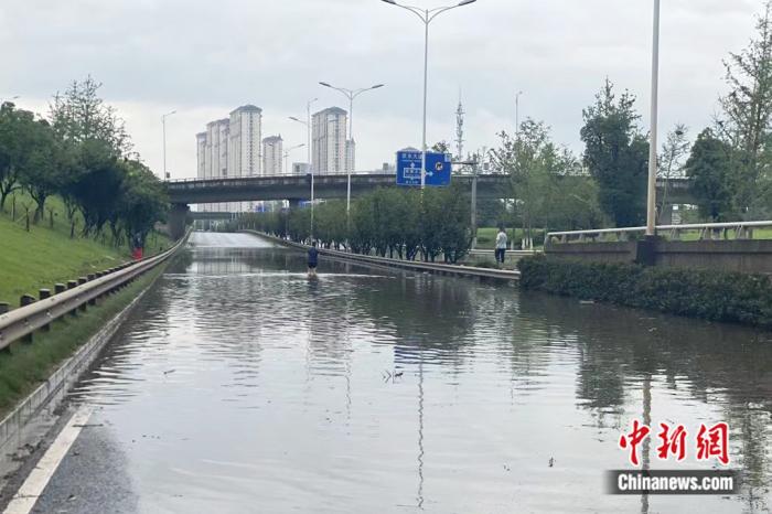 图为6月19日上午，江西省南昌市青山湖区富大有路主路段积水严重，道路完全受阻。曾德洲 摄