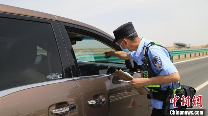 图为“航天护卫队”民警在仔细检查过往车辆。　张杰 摄