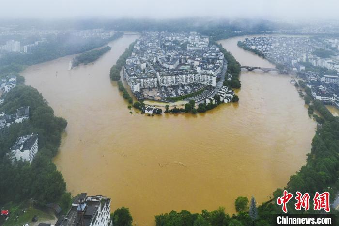 6月18日至6月20日16时，此次强降雨过程已造成婺源县5.2万人受灾，紧急转移5670人。　詹东华 摄