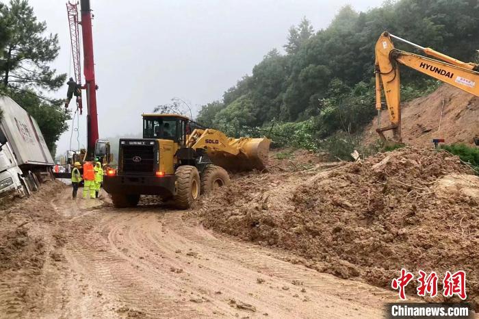 受强降雨影响，沪昆高速玉山段多处发生严重山体滑坡，南昌南管理中心紧急出动，清除发生塌方的高速路段。　南昌南管理中心 供图