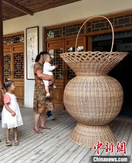 图为河北省固安县半聋艺术馆，市民正参观柳编巨型花篮。　门丛硕 摄