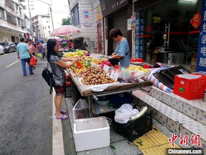 封开县江口街道红卫路“临时市场” 黄瑛居 摄