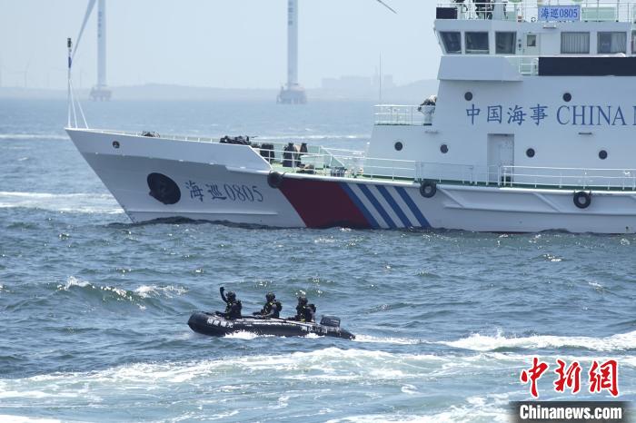 6月28日，参演单位海上搜救“遇险”人员。　宋文咨 摄