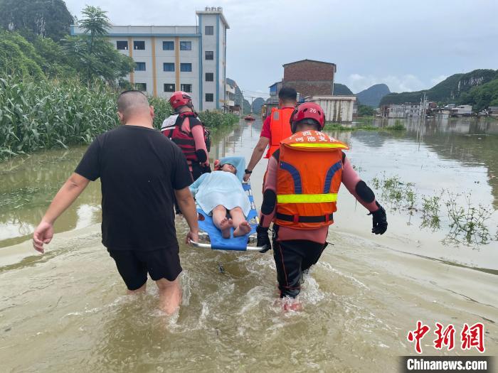 图为救援现场。　李方豪 摄