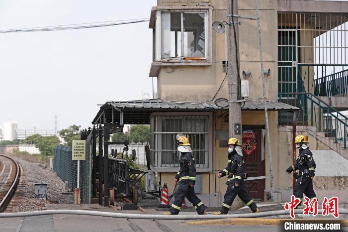 事故发生地周边建筑物玻璃窗被震碎。　殷立勤 摄