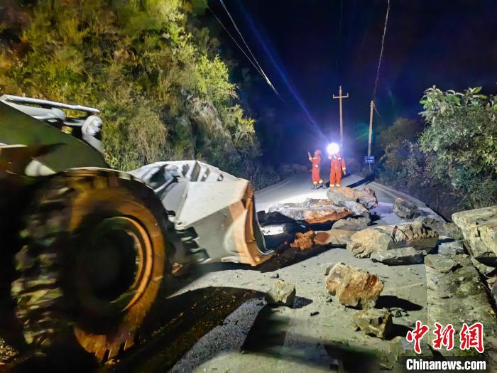 清理道路落石，打通救援通道。　四川森林消防供图