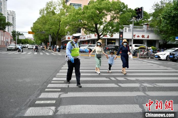 长宁警方提前做好相关预案，保障园内各处及周边道路秩序。　上海长宁警方供图