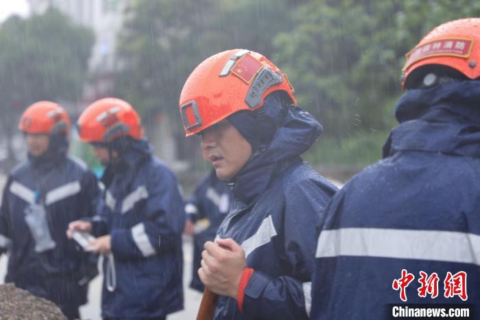 图为救援人员雨中休息间隙。　李袁辉 摄