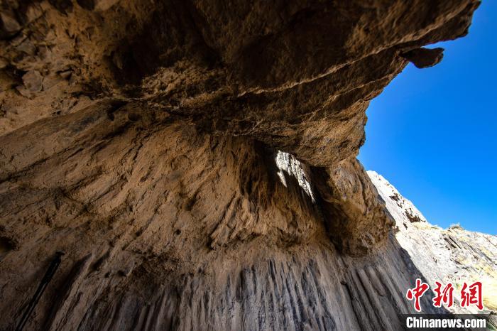 图为火山岩柱状节理。　乌席勒 摄