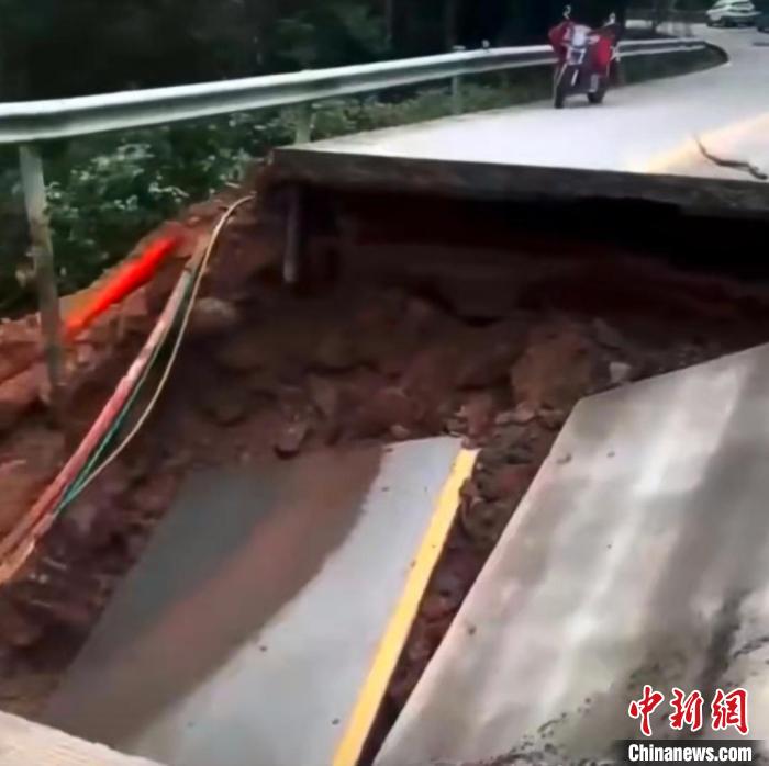 6月5日，武夷山因连日降雨，武夷山南源岭往星村方向发生道路塌方。　南平市公路事业发展中心供图