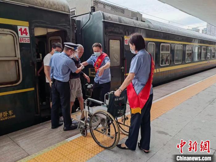 湖南铁路部门成立重点旅客帮扶队，为需要帮助旅客提供爱心帮助。　广铁集团供图