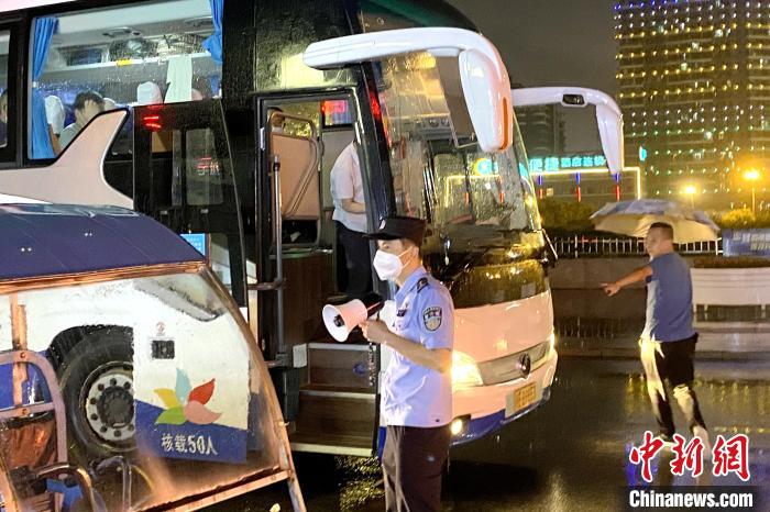 江西赣州连夜转移铁路滞留旅客。　南昌铁路公安局赣州公安处供图