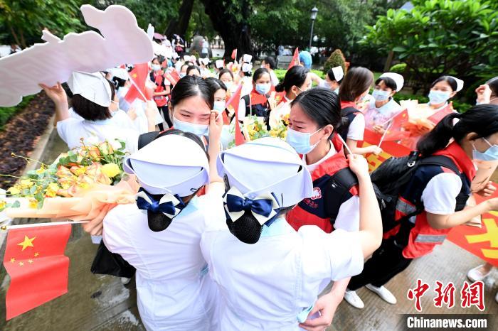 漳州市医院医务人员见到援沪医疗队队员回家，激动得流泪。　张金川 摄