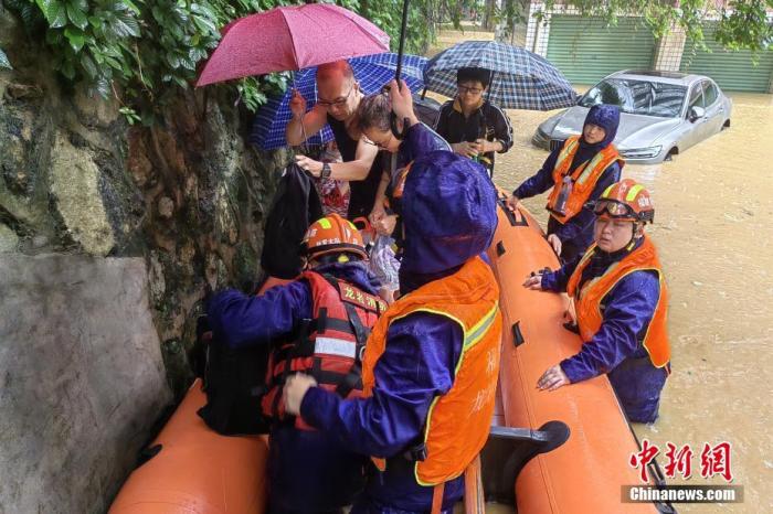 6月13日，消防救援人员转移被困人员。当日，福建省龙岩市遭遇新一轮强降雨袭击，多地出现内涝、山体滑坡，部分地势较低的房屋、院落积水严重，导致多人被困。 中新社发 福建消防 供图