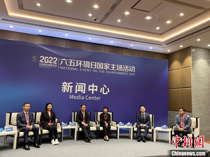 2022年生态环境特邀观察员接受记者采访。　李晛 摄