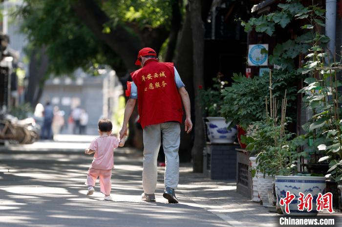 6月2日，北京市西城区文华胡同。　中新社记者 富田 摄