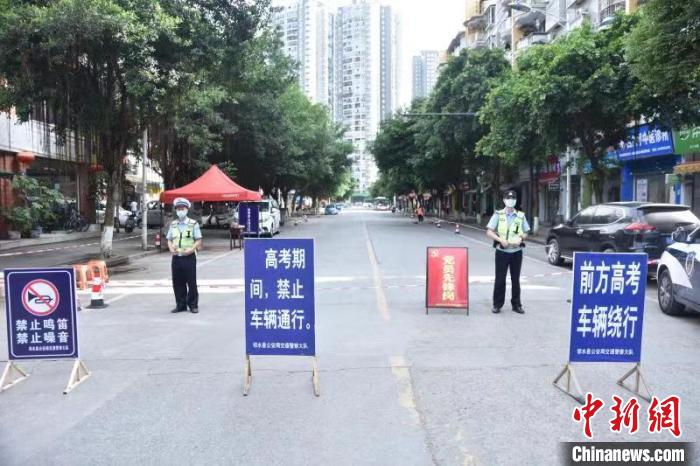 高考路段交通管制。　邻水县委宣传部供图