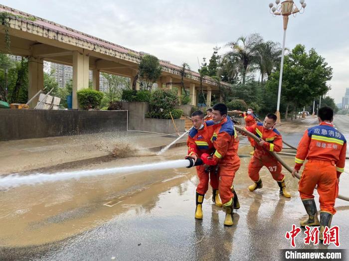 清淤现场。　福建省三明市消防救援支队供图