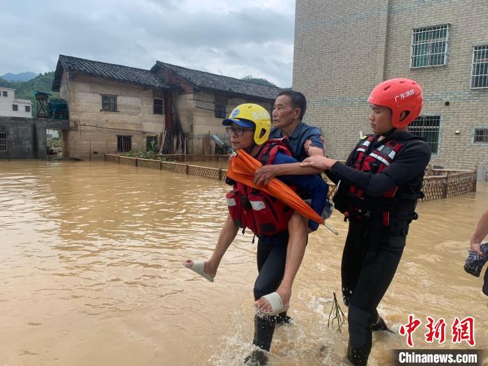 图为广东连平县救灾现场。　颜新阳 摄 摄