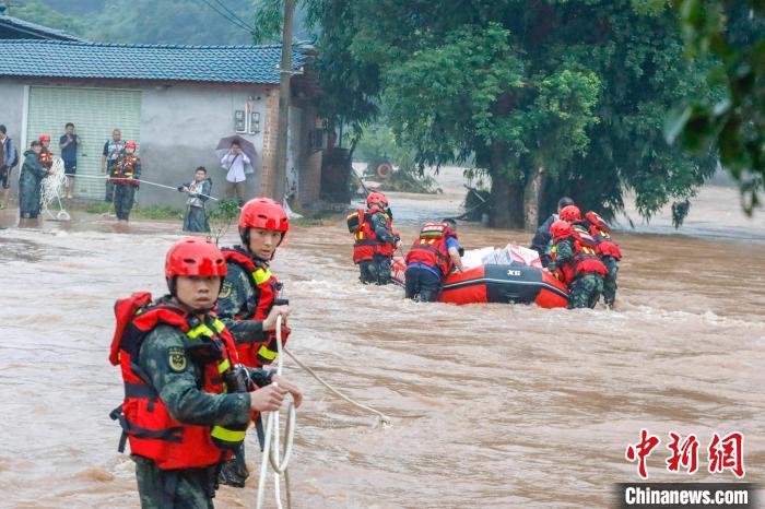 武警官兵冒雨挺进灾区展开救援。　施晨洲 　摄