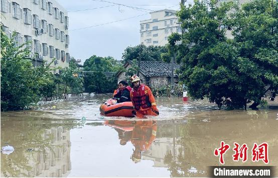 “5.11”暴雨，阳江消防救援人员营救被困民众。　广东省消防救援总队 供图