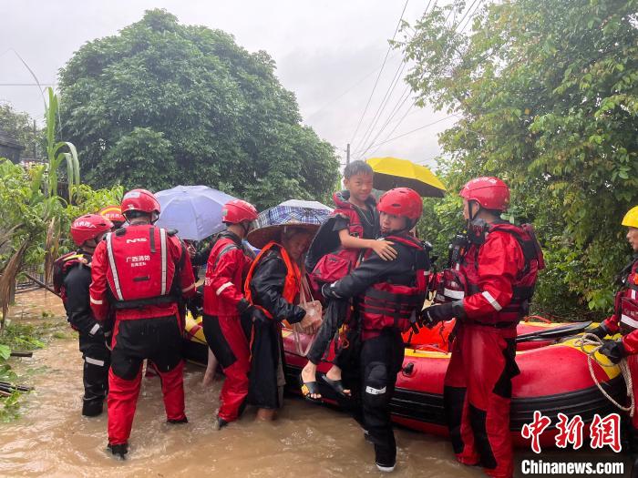 消防救援人员转移被困民众。　程雨杰 摄