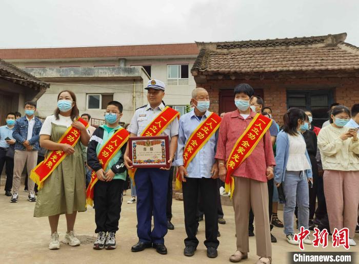 图为日喀则市森林消防大队大队长王治平荣立二等功。　日喀则市森林消防大队供图