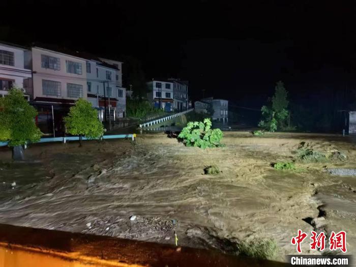 贵州德江县出现大暴雨，部分地段积涝。　潘娅莹 摄