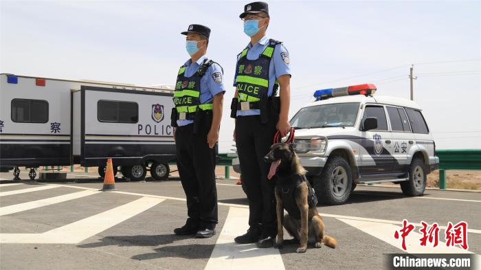 图为“航天护卫队”民警在发射场周围开展安保执勤。　张杰 摄