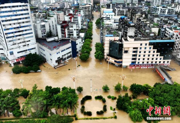 图为6月14日，受持续强降雨影响，暴涨的沙溪河水造成三明城区多处低洼地区因河水上涨被淹。 张凌欣 摄