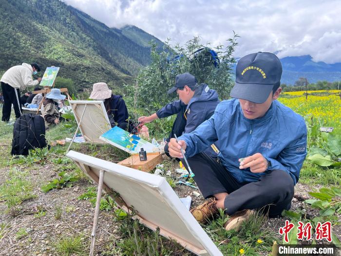 图为西藏大学艺术学院的学生正在户外写生。　共青团西藏自治区委员会供图