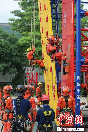 近日，甘肃省森林消防总队集结平凉、陇南、张掖三个支队和特种救援大队共100人开展绳索救援教练员培训 李靠军 摄