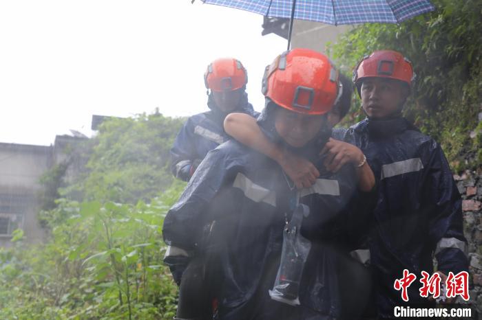 图为救援人员正在背着行动不便的老人转移。　李袁辉 摄