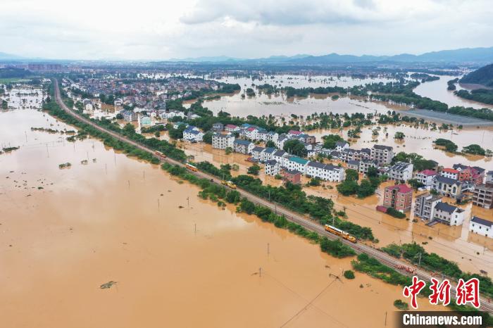 受持续强降雨影响，沪昆线上饶至广丰间K540 00至K549 900处水漫钢轨。　汪翰 摄