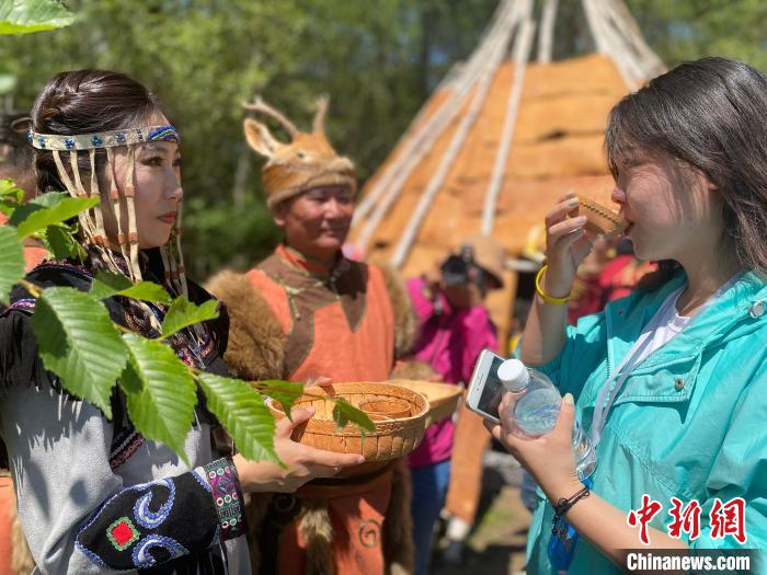 鄂伦春族民众用野生蓝莓酒欢迎远方的客人。　张玮 摄