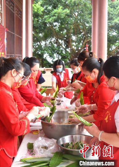 妈祖义工们包端午粽子为考生祈福“高中”。　周建国 摄