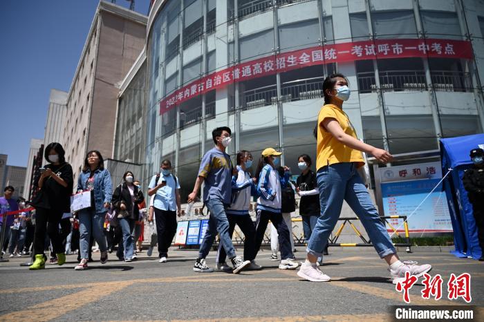 图为呼和浩特市第一中学考场，考生结束语文考试，走出考场。　刘文华 摄