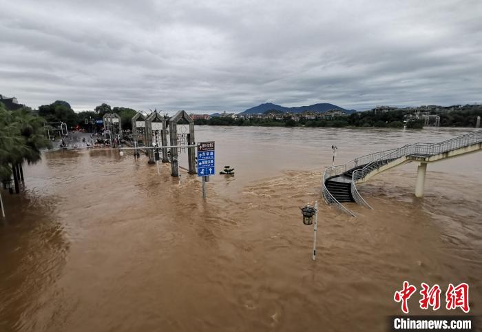 图为6月20日，洪水漫上桂林市区解放桥滨江路。　欧惠兰 摄