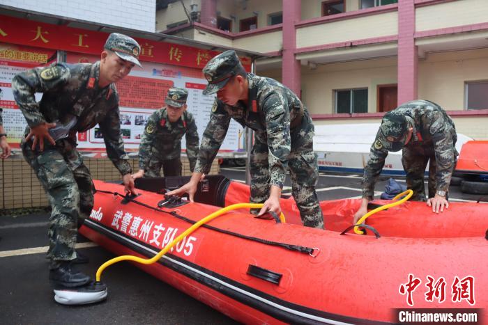 图为武警官兵们搬运各类救援装备。　孙子斌 摄