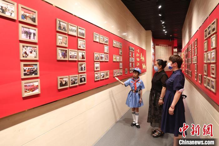 “小小讲解员”为前来参观的游客讲解红色故事。　张佳 摄