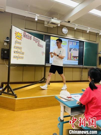 在杭州星洲小学的课堂，男老师与孩子们互动。　学校供图