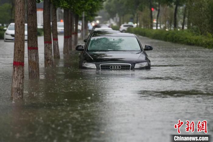 图为7月11日，太原市内多条道路因暴雨导致内涝积水。　武俊杰 摄